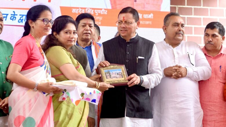 स्कूल परिवार की ओर से स्कूल प्रांगण में मुख्यमंत्री धामी का जोरदार स्वागत