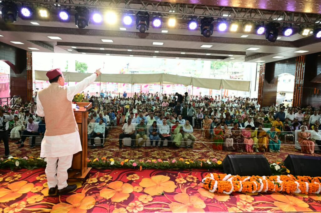 मुख्यमंत्री पुष्कर सिंह धामी ने नरेंद्रनगर में श्री कुंजापुरी मेले का ध्वजारोहण कर किया शुभारंभ